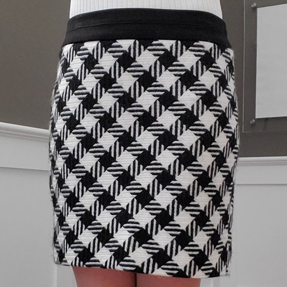 White House Black Market Dresses & Skirts - 💥HP💥WHBM Black/Cream Plaid Wool Blend Skirt Size 0